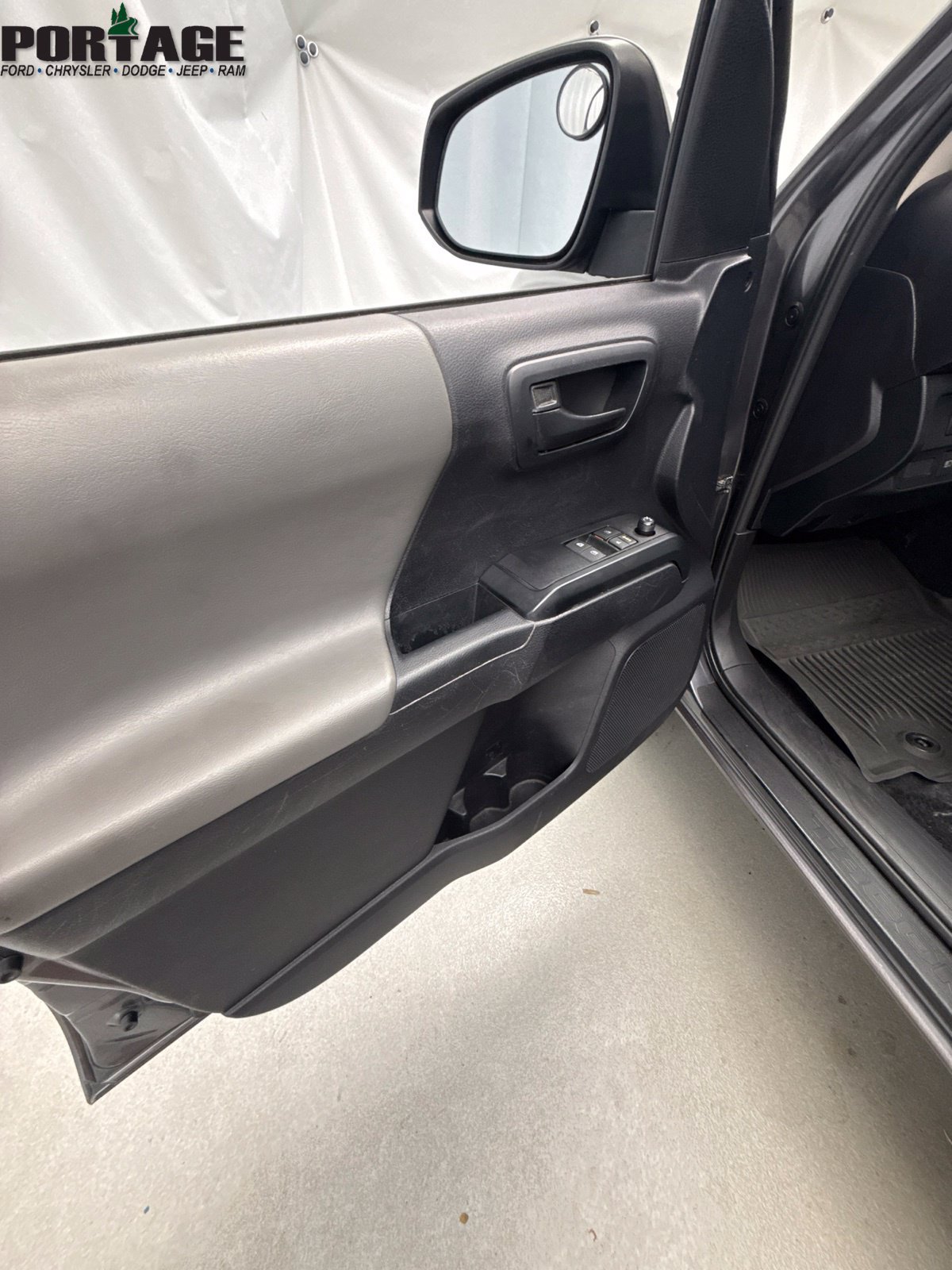 Used 2020 Toyota Tacoma SR5 AWD/4WD image 14