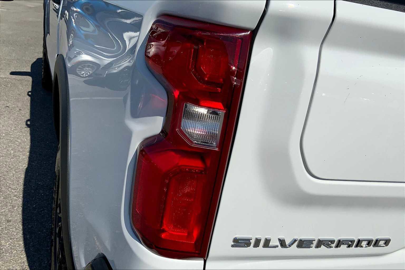 Used 2024 Chevrolet Silverado 1500 ZR2 w/ Technology Package image 28