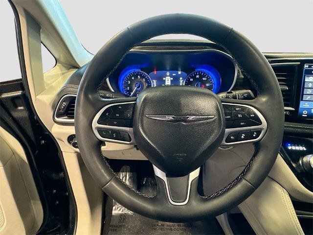 Used 2023 Chrysler Pacifica Limited image 10