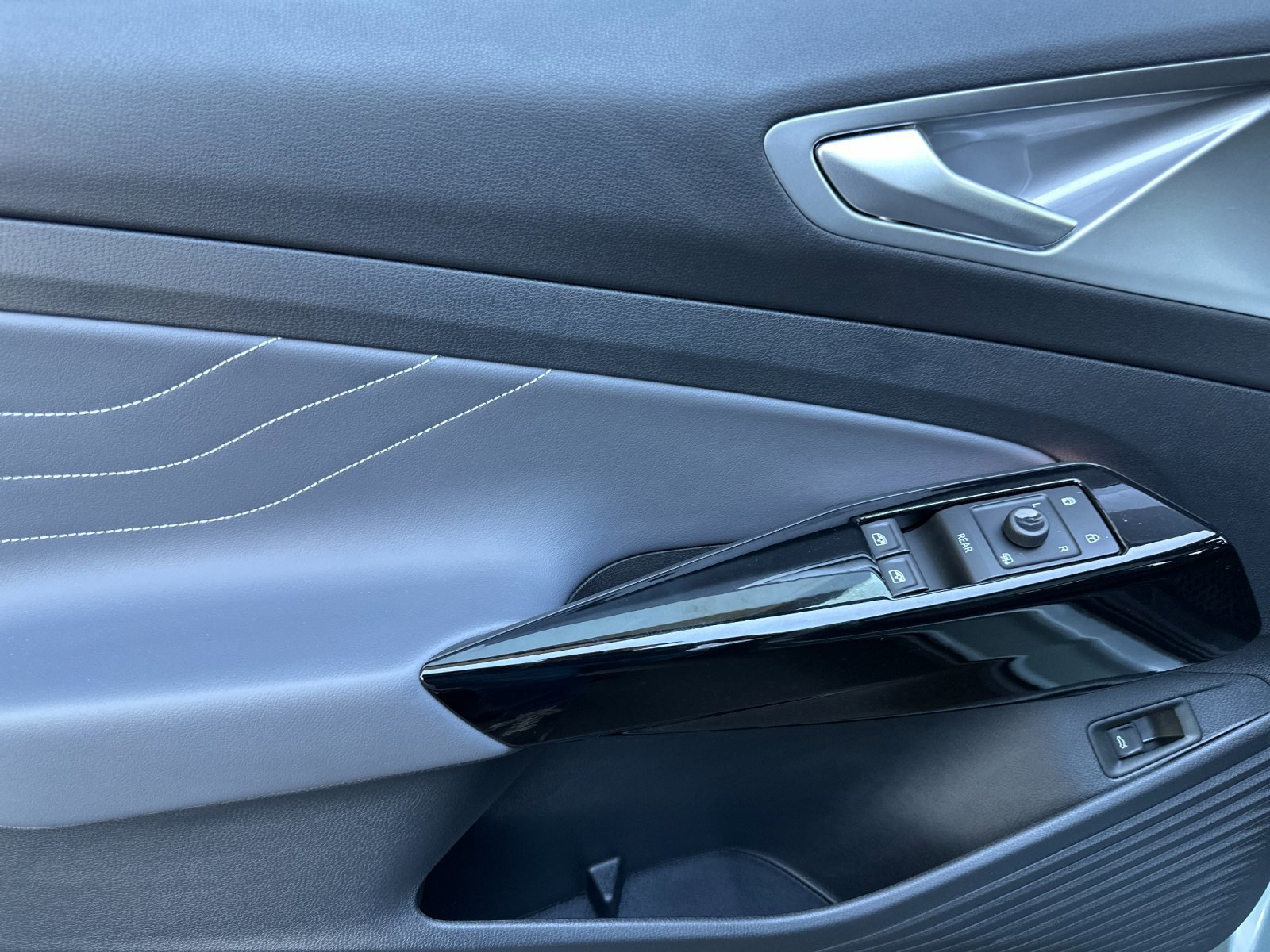 Used 2025 Volkswagen ID.4 Pro S image 11