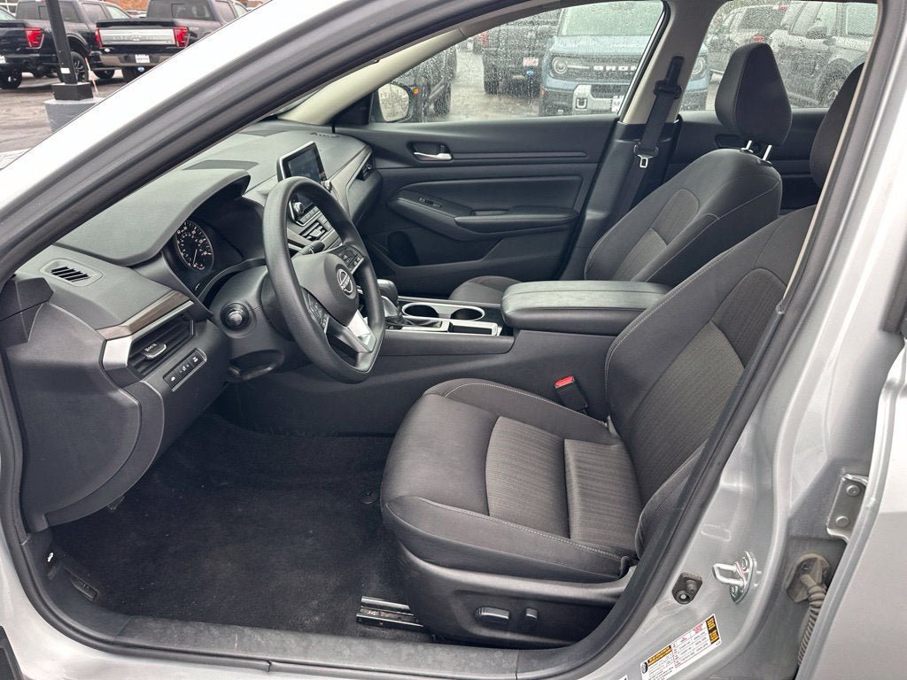 Used 2024 Nissan Altima 2.5 SV FWD image 12