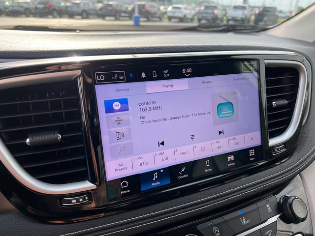 Used 2022 Chrysler Pacifica Touring-L FWD image 18