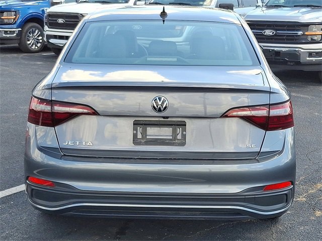 Used 2024 Volkswagen Jetta SE image 3