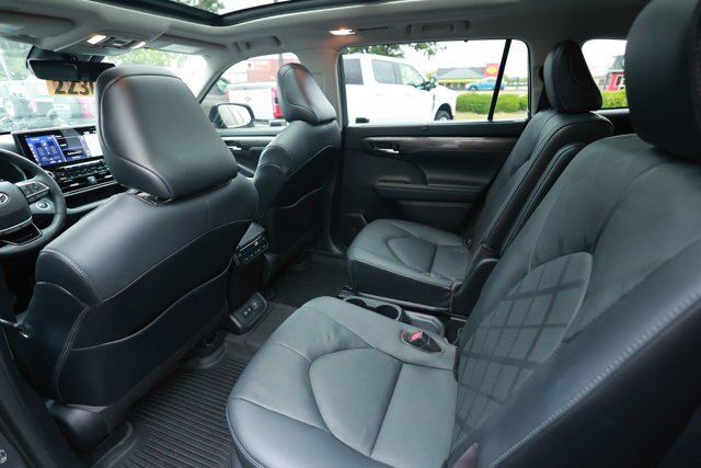Used 2021 Toyota Highlander Platinum AWD/4WD image 10