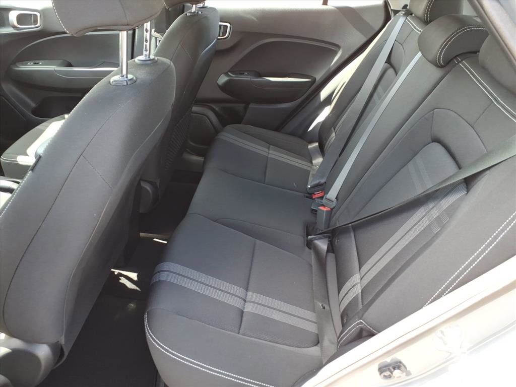 Used 2022 Hyundai Venue SEL FWD image 6