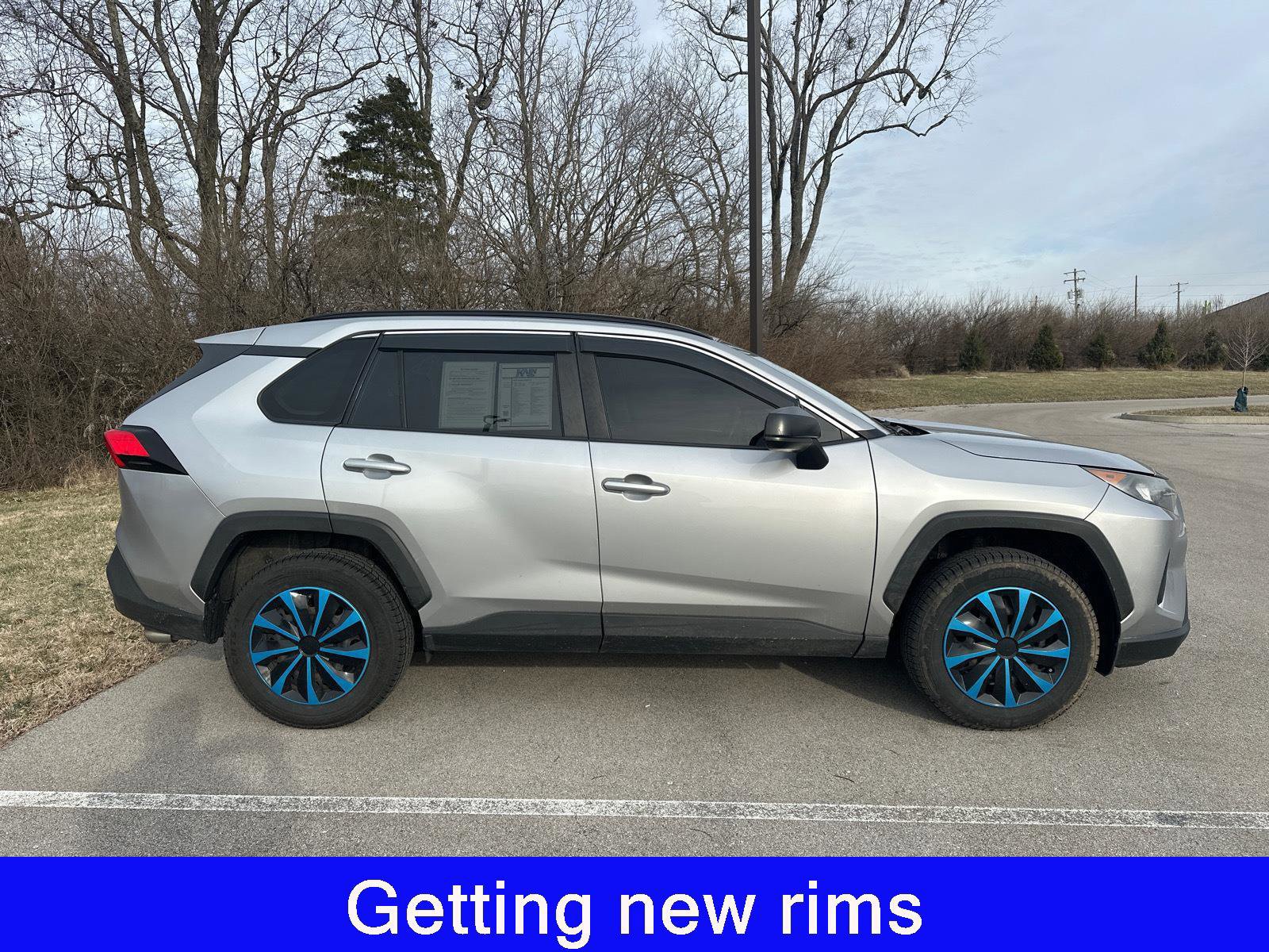 Used 2019 Toyota RAV4 LE image 2