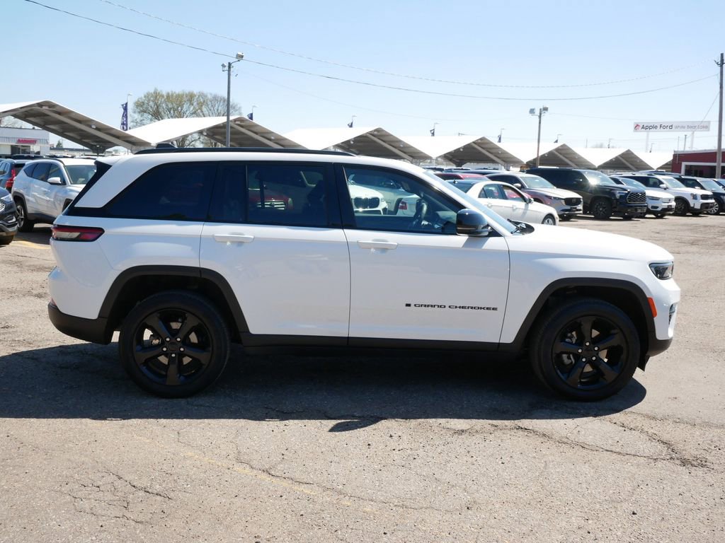 Used 2023 Jeep Grand Cherokee Altitude image 2