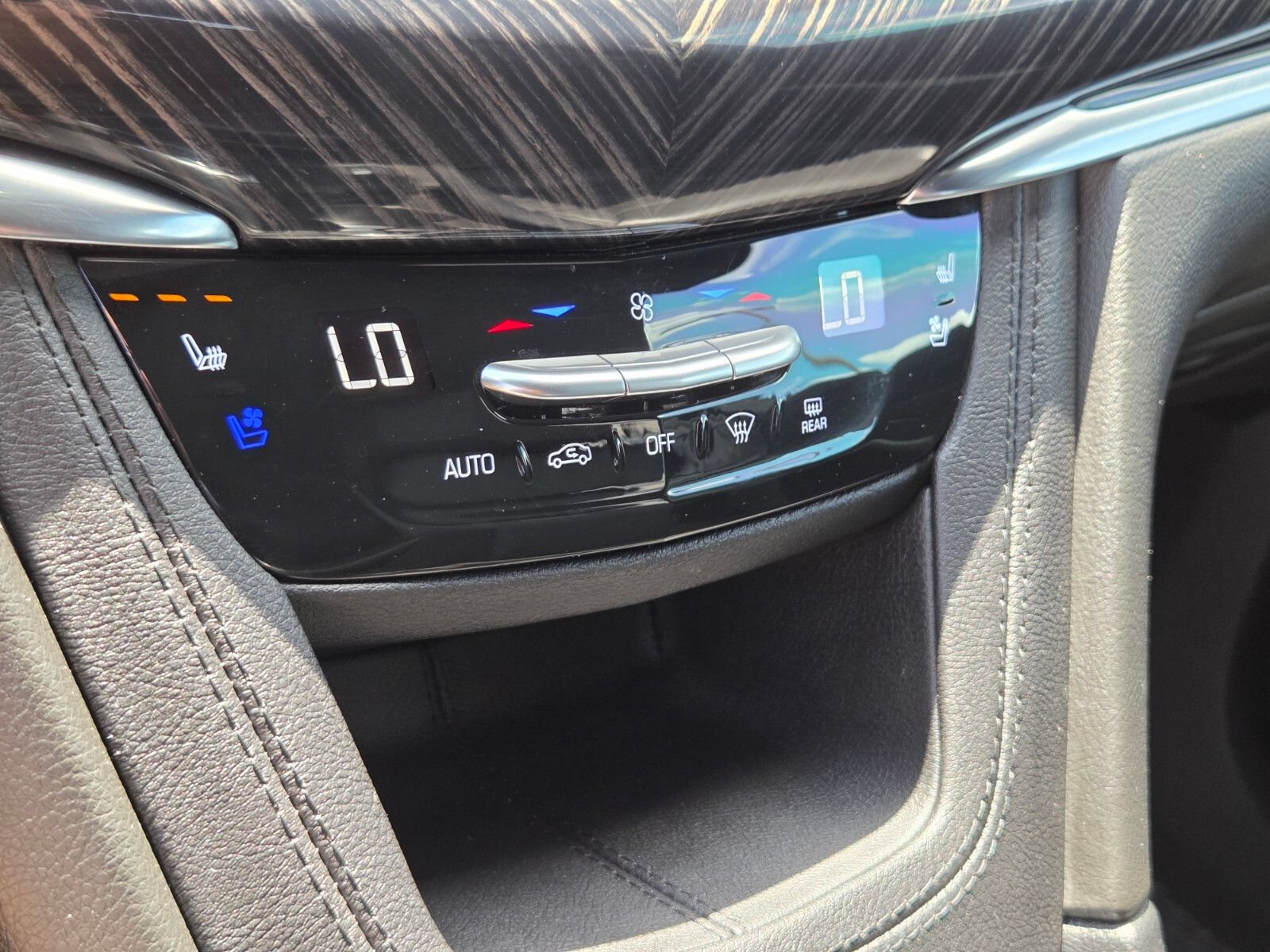 Used 2025 Cadillac XT6 Premium Luxury w/ Technology Package FWD image 24