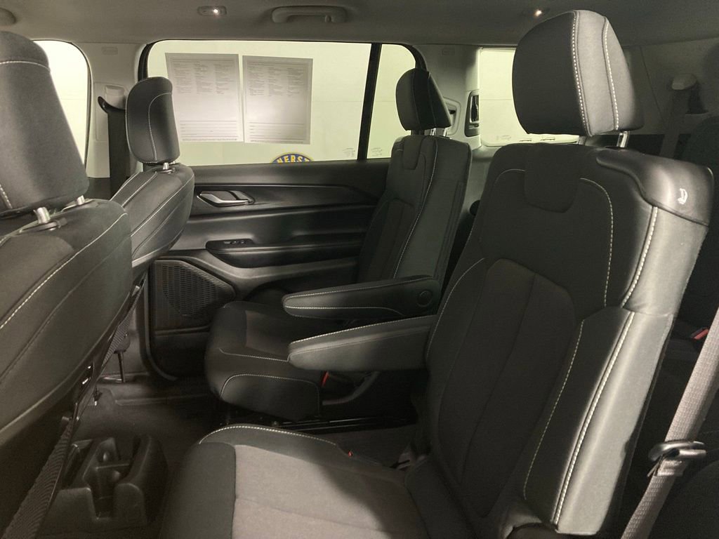 Used 2023 Jeep Grand Cherokee L Laredo image 17