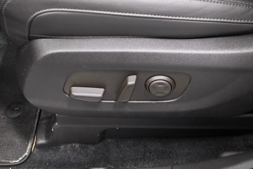 Used 2025 Kia Carnival FWD image 25