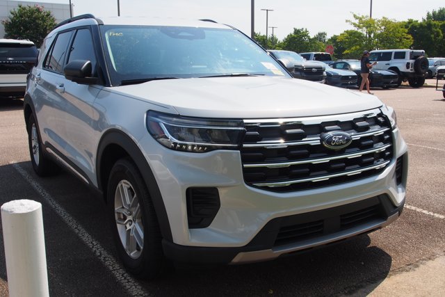 Certified 2025 Ford Explorer Active RWD image 2