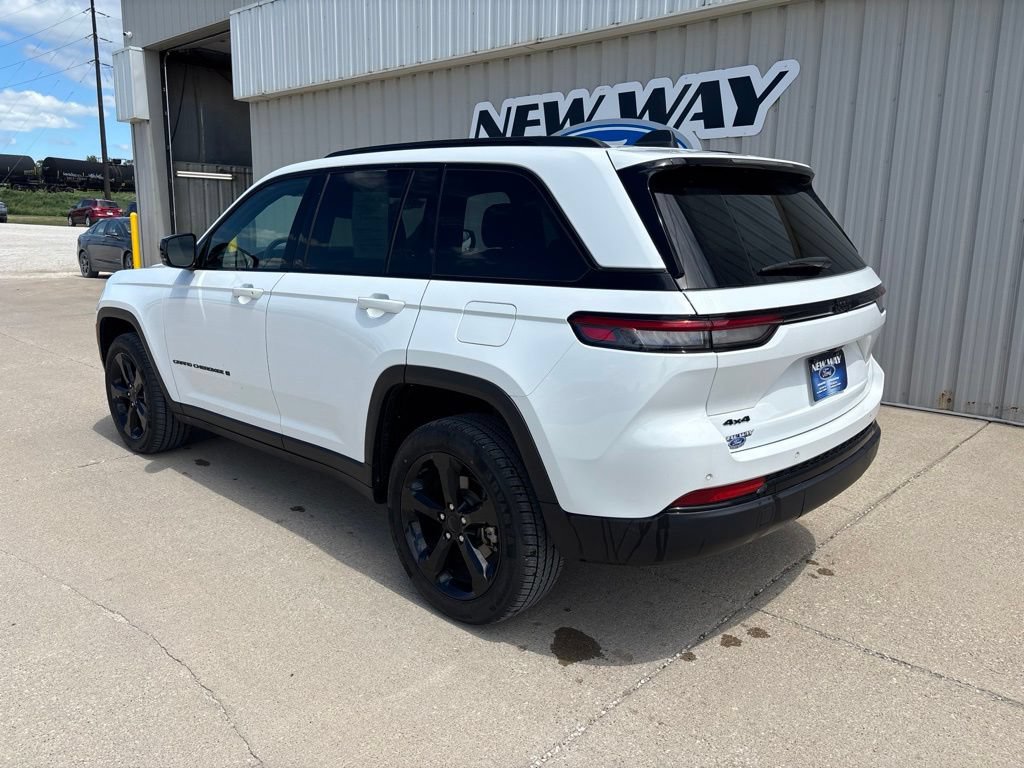 Used 2022 Jeep Grand Cherokee Altitude AWD/4WD image 8