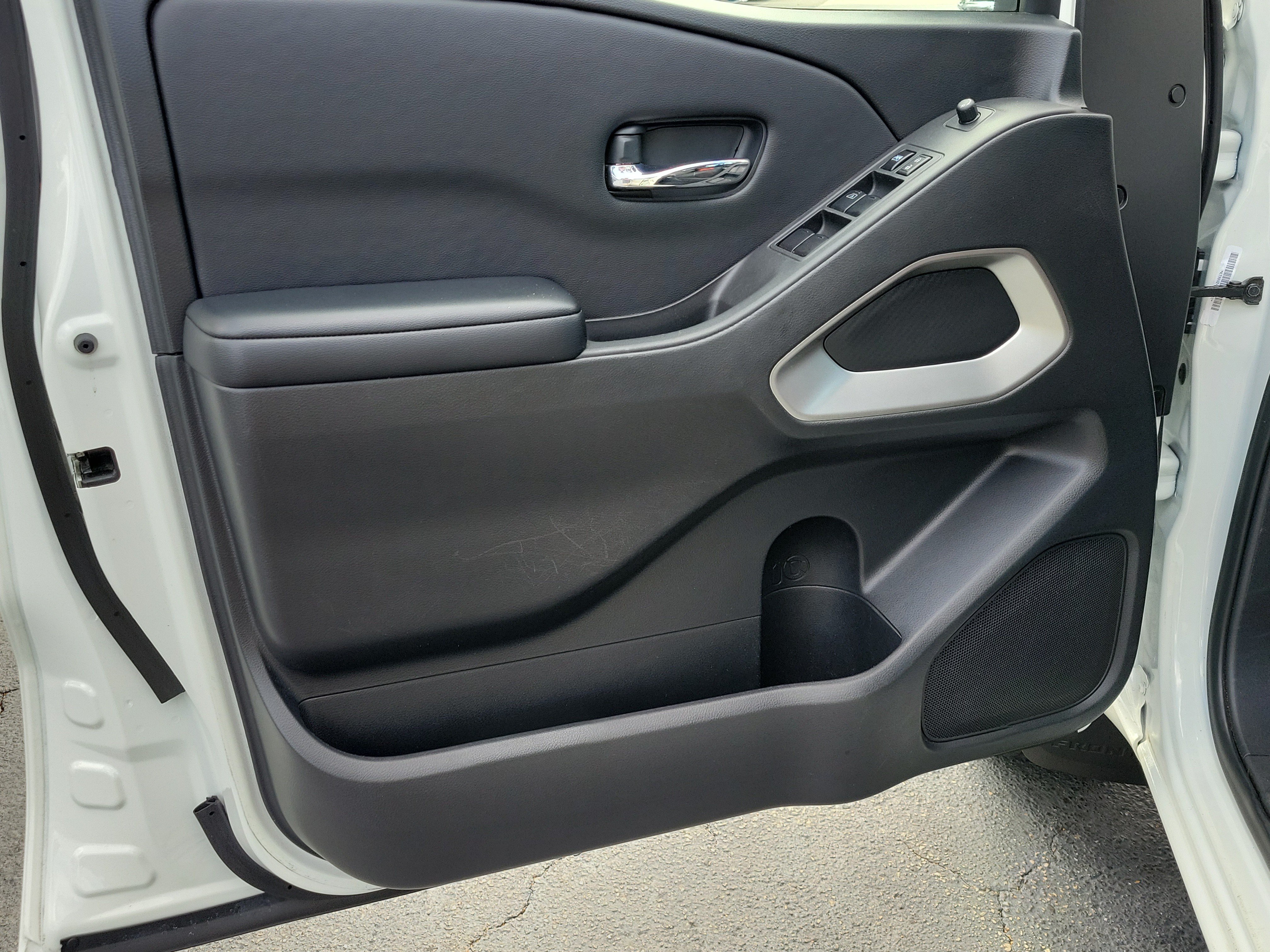 Used 2025 Nissan Frontier SV RWD image 17