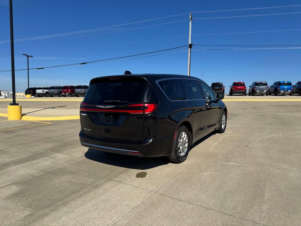 Used 2023 Chrysler Pacifica Touring-L image 3