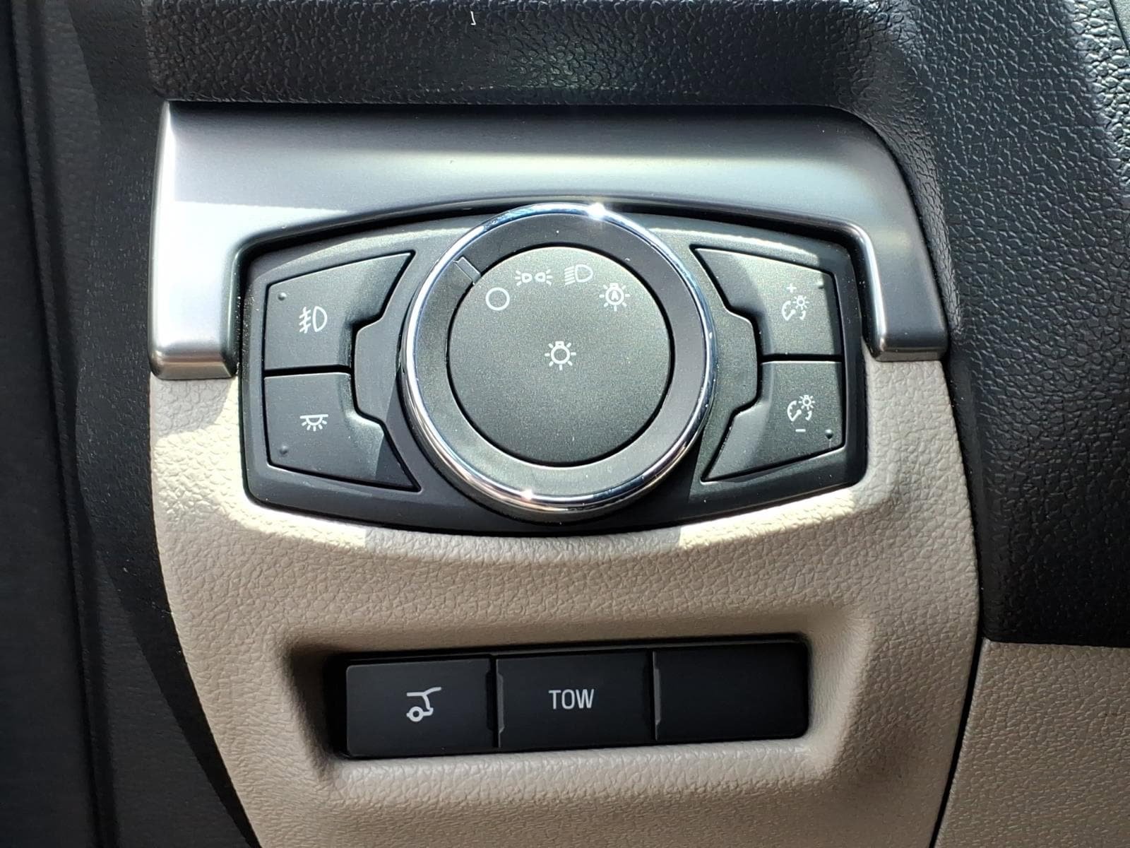 Certified 2018 Ford Explorer XLT w/ Equipment Group 202A AWD/4WD image 24