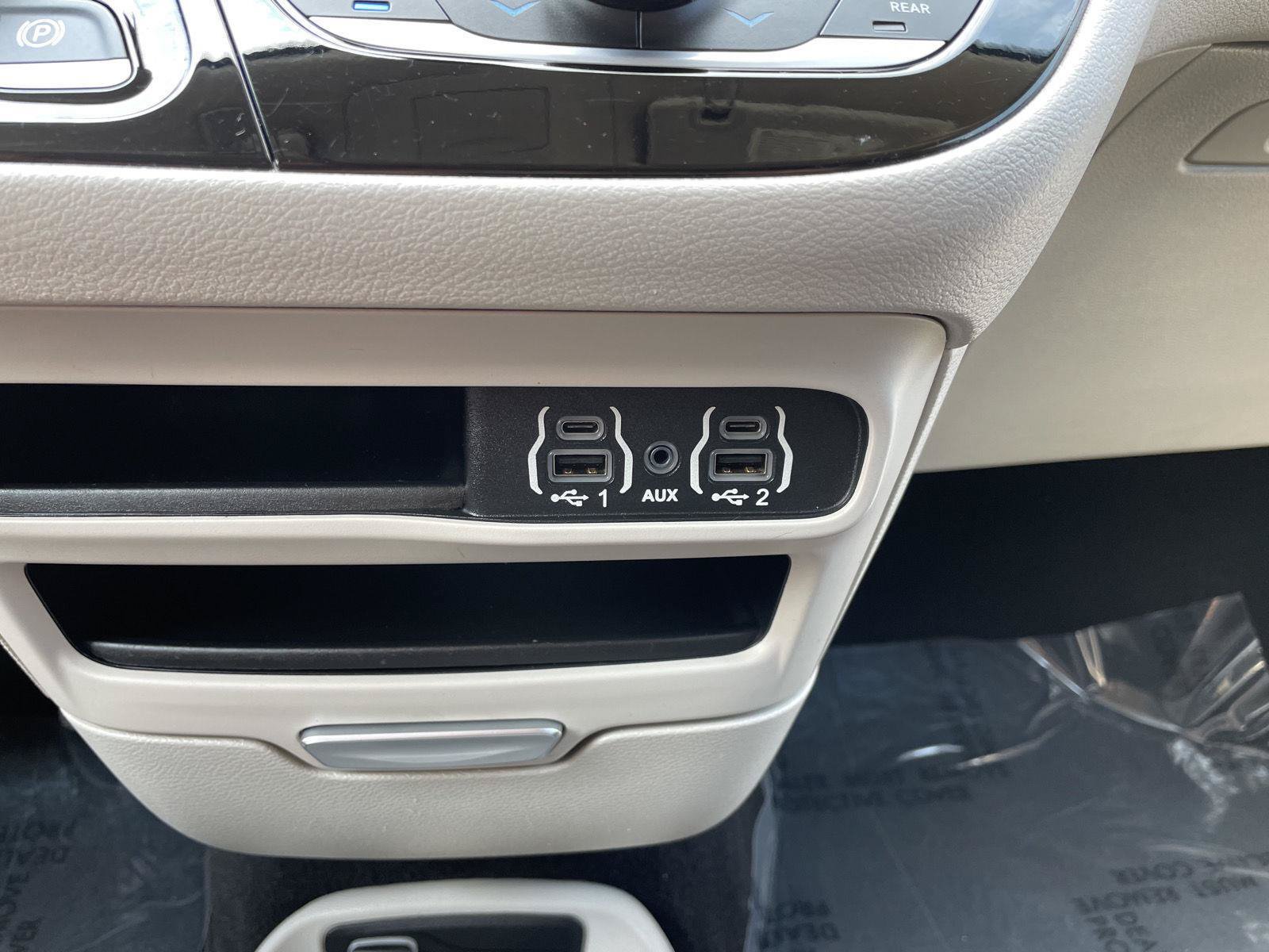 Used 2022 Chrysler Voyager LX FWD image 27