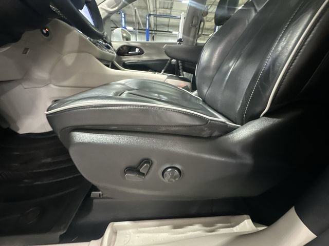 Used 2022 Chrysler Pacifica Limited AWD/4WD image 18