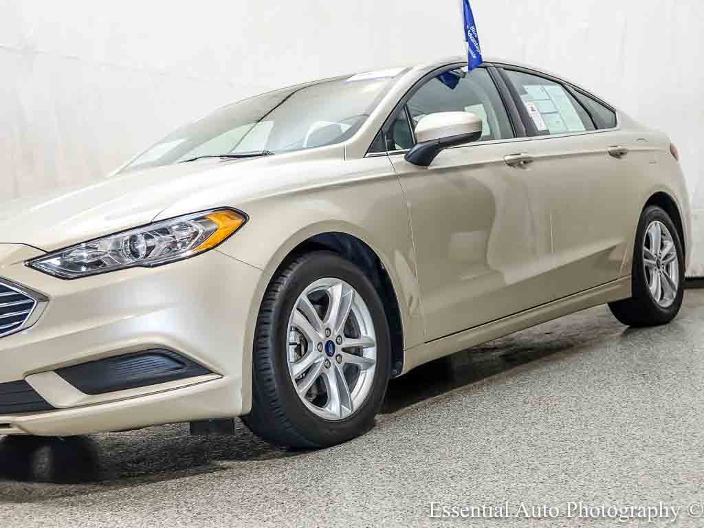 Certified 2018 Ford Fusion SE w/ Fusion SE Technology Package FWD image 4
