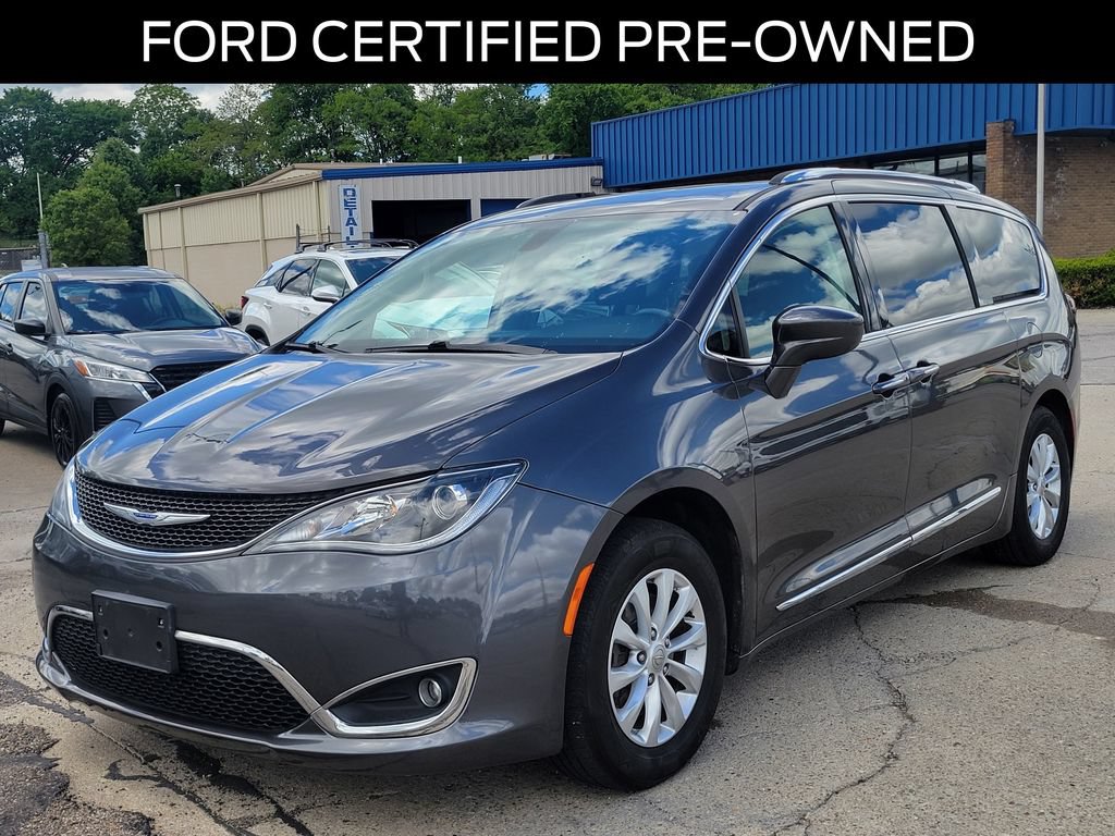 Used 2019 Chrysler Pacifica Touring-L FWD image 2