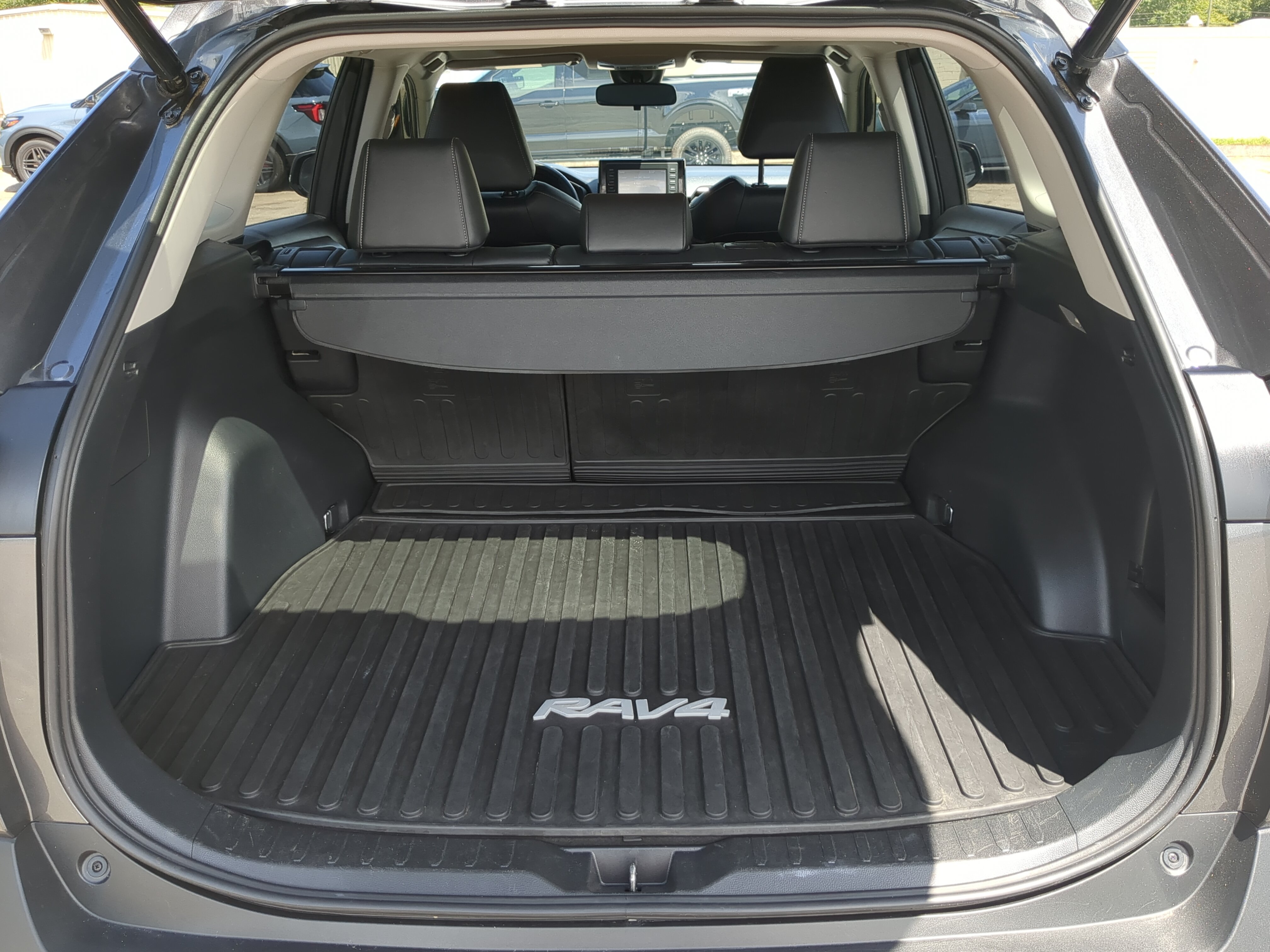 Used 2020 Toyota RAV4 XLE Premium FWD image 11