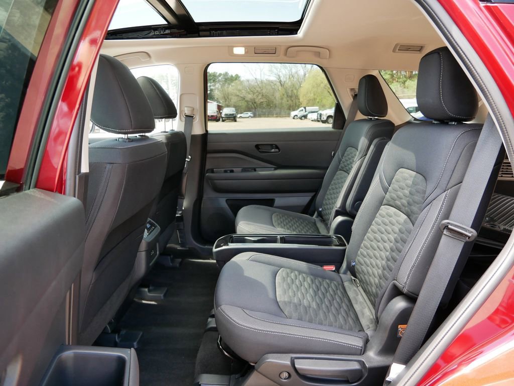 Used 2024 Nissan Pathfinder SV w/ SV Premium Package image 11