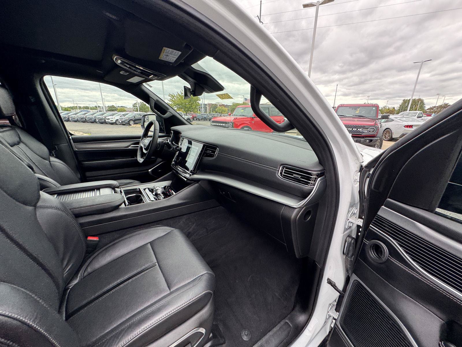 Used 2024 Jeep Wagoneer Series II w/ Convenience Group I AWD/4WD image 18