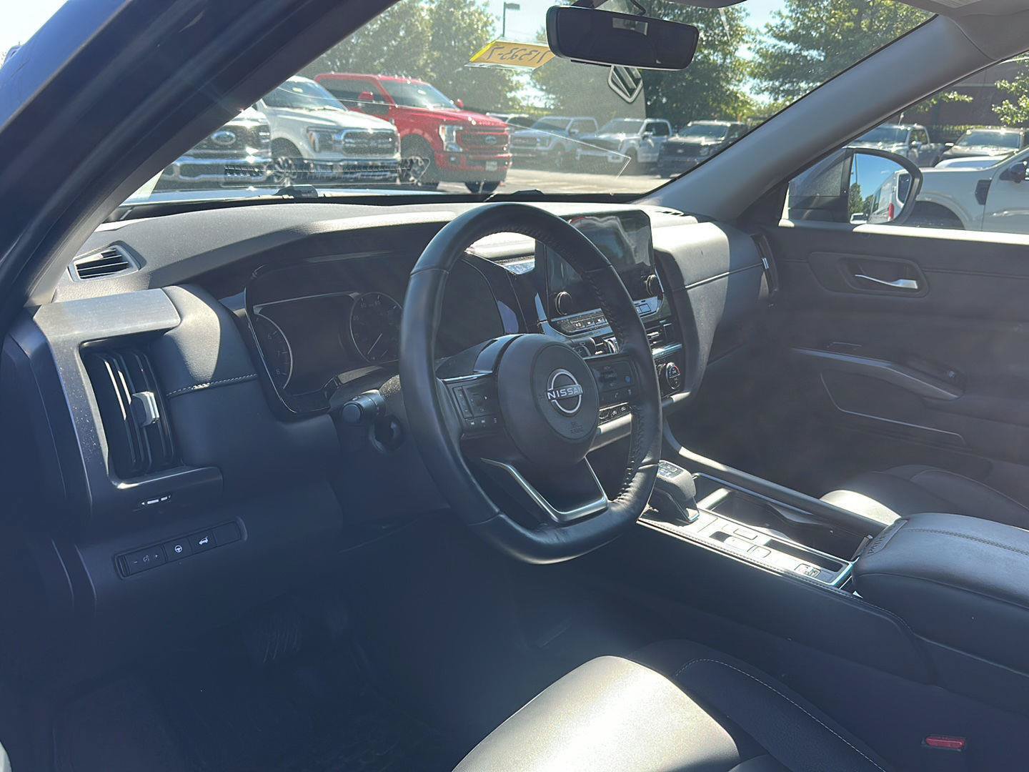 Used 2024 Nissan Pathfinder SL FWD image 2