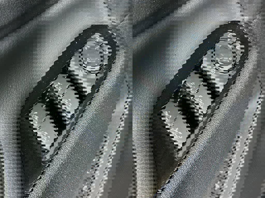 Used 2024 Chevrolet Equinox Premier image 30