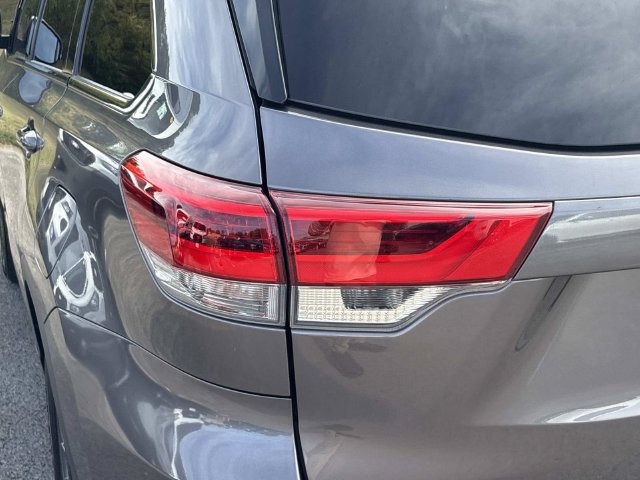 Used 2019 Toyota Highlander XLE FWD image 11