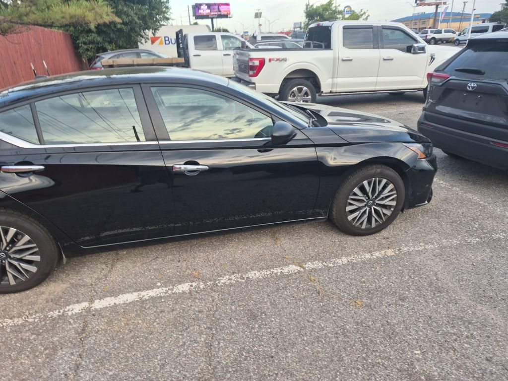 Used 2025 Nissan Altima 2.5 SV FWD image 17