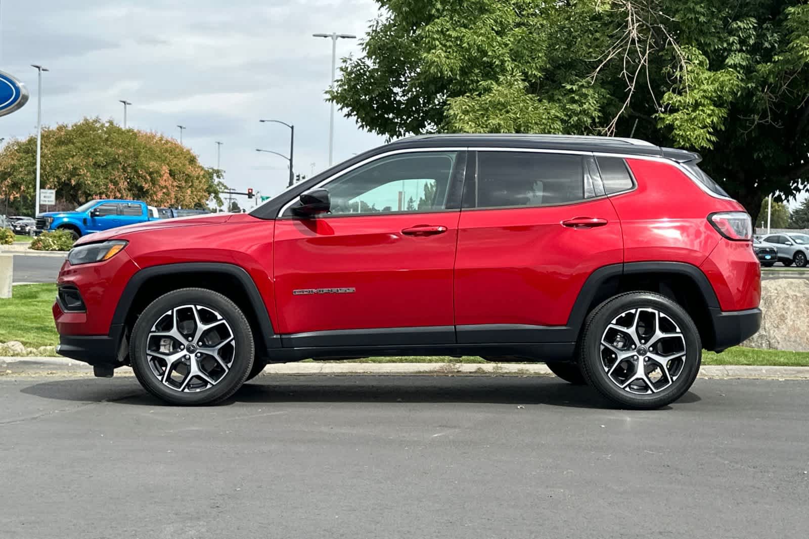 Used 2025 Jeep Compass Limited AWD/4WD image 5