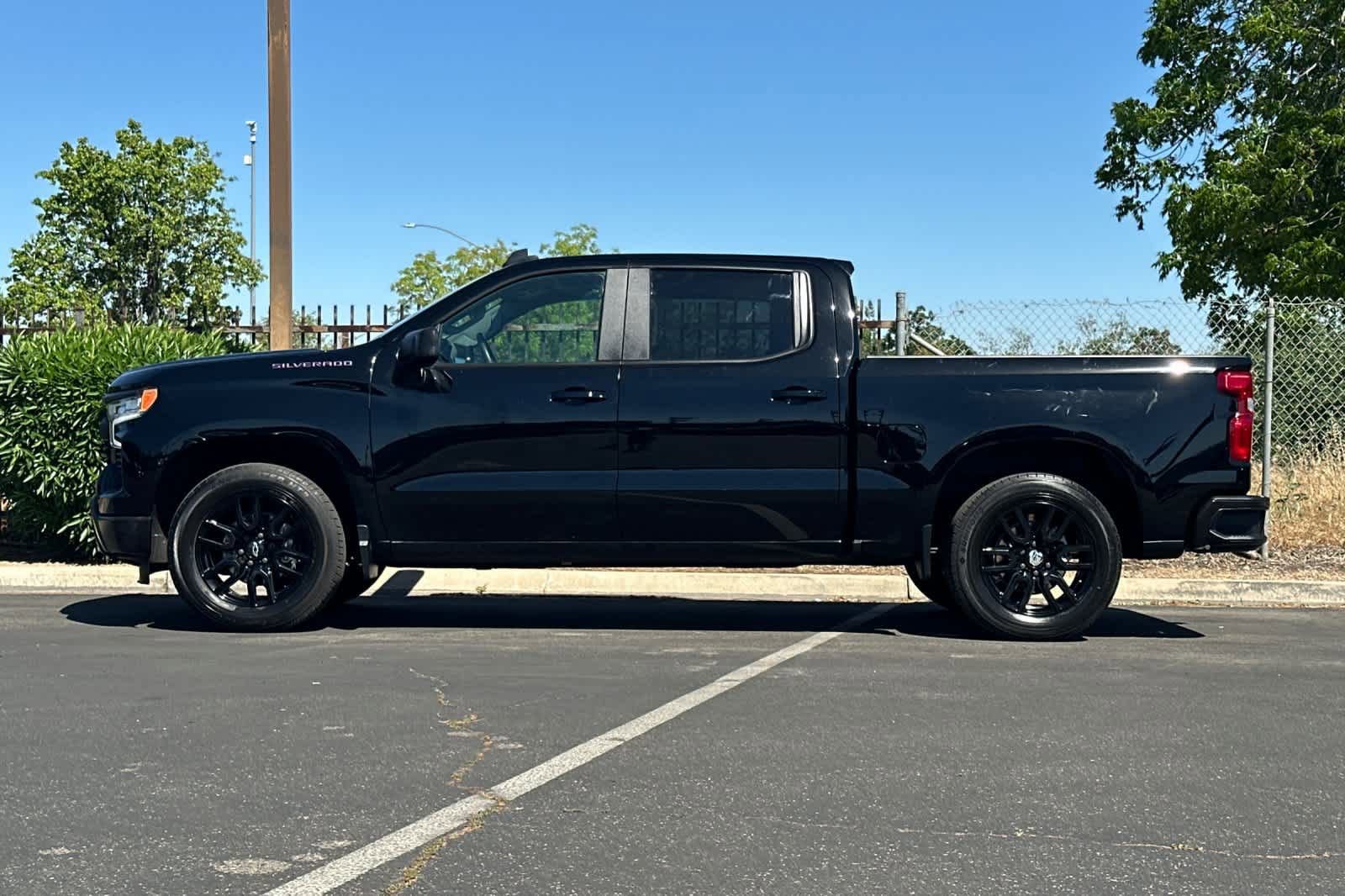 Used 2023 Chevrolet Silverado 1500 LT image 2