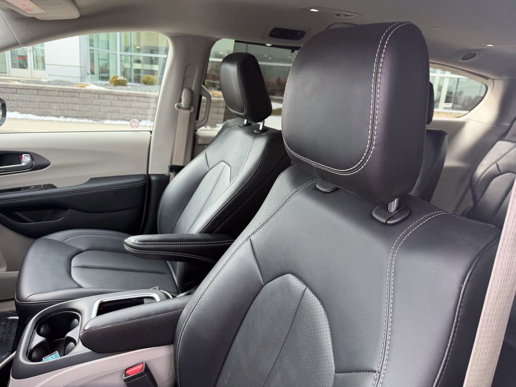 Used 2024 Chrysler Pacifica Touring-L image 10