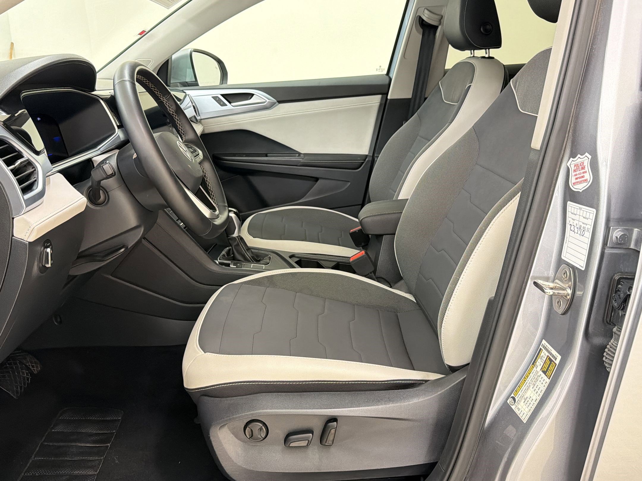 Used 2025 Volkswagen Taos SE FWD image 10