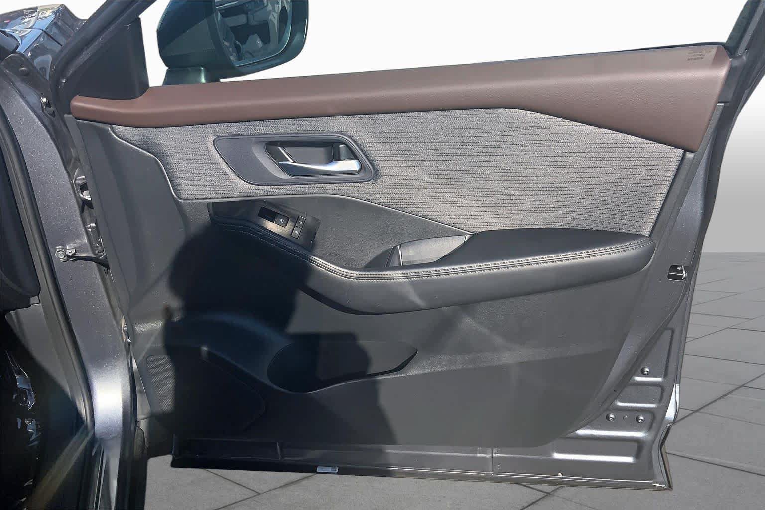 Used 2023 Nissan Rogue SV FWD image 23