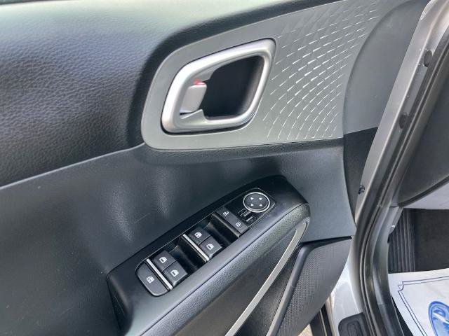 Used 2025 Kia Soul LX w/ LX Technology Package FWD image 17