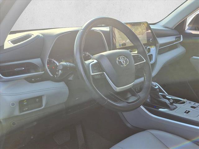 Used 2023 Toyota Highlander FWD image 9