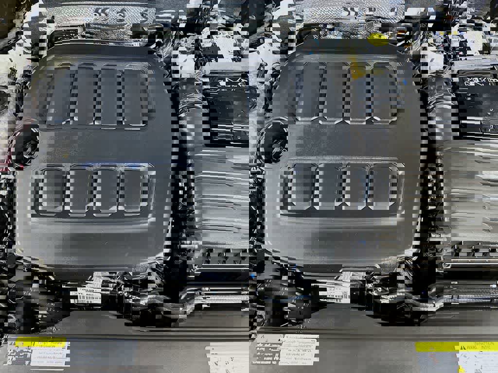 Used 2025 Volkswagen Tiguan SE R-Line image 9