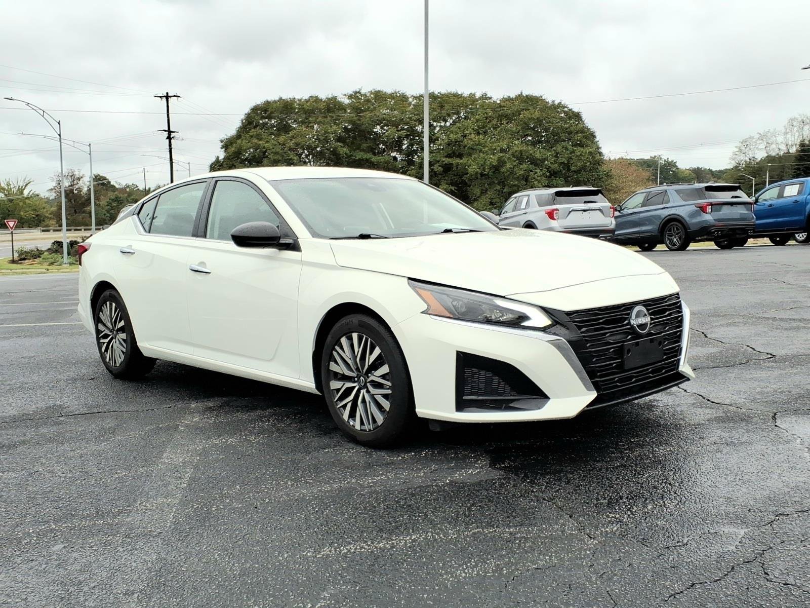 Used 2025 Nissan Altima 2.5 SV FWD image 2