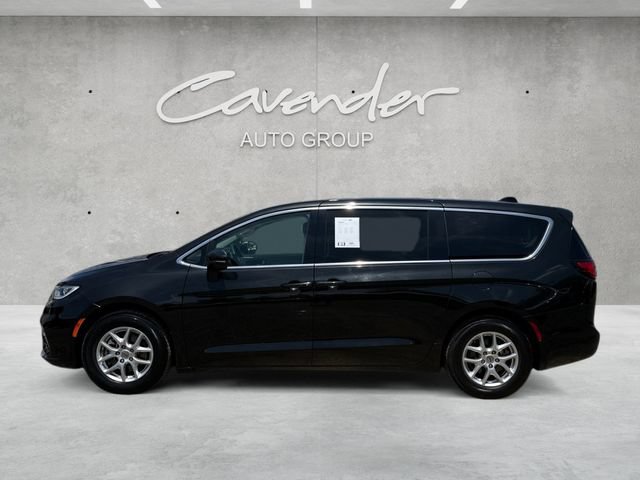 Used 2023 Chrysler Pacifica Touring-L FWD image 14