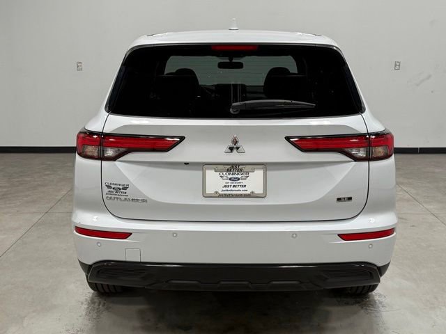 Used 2023 Mitsubishi Outlander SE Black Edition image 8