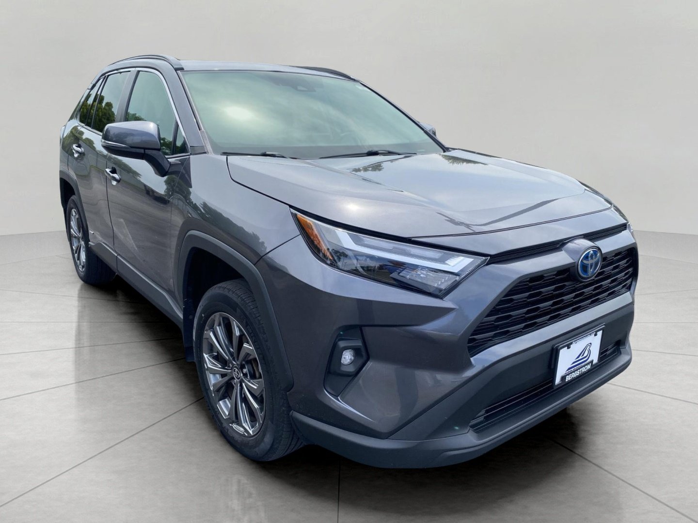 Used 2022 Toyota RAV4 XLE Premium AWD/4WD image 4
