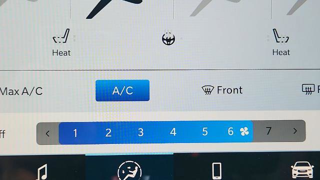 Used 2025 Chrysler Pacifica Select image 19