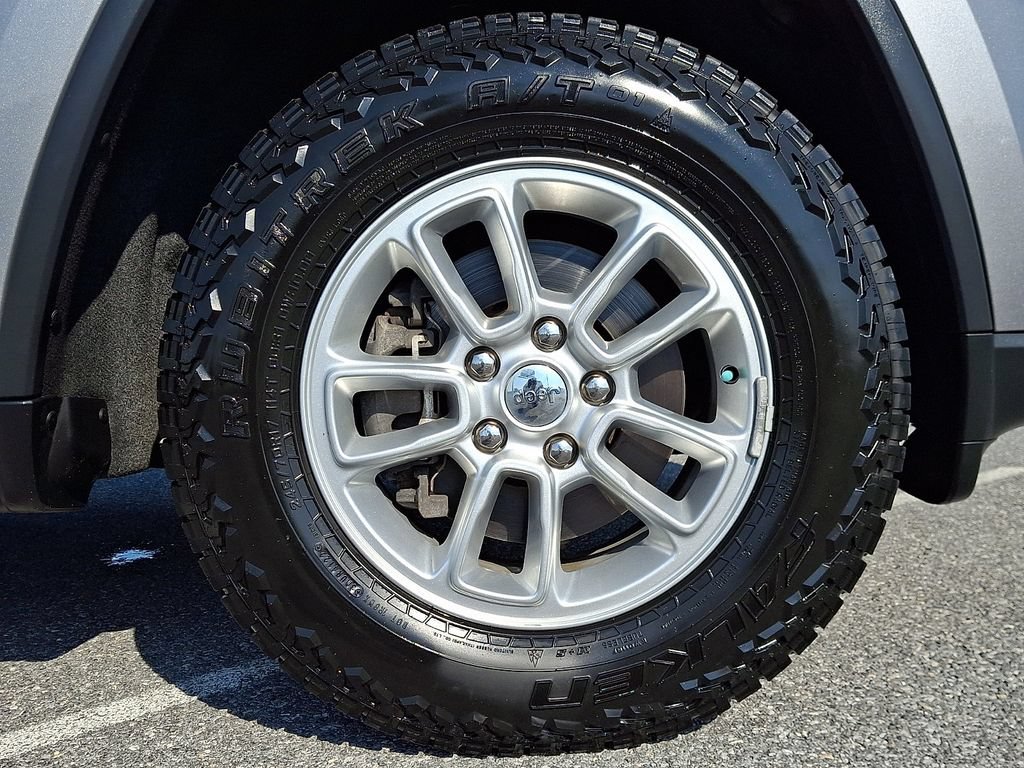 Used 2019 Jeep Grand Cherokee Laredo AWD/4WD image 8