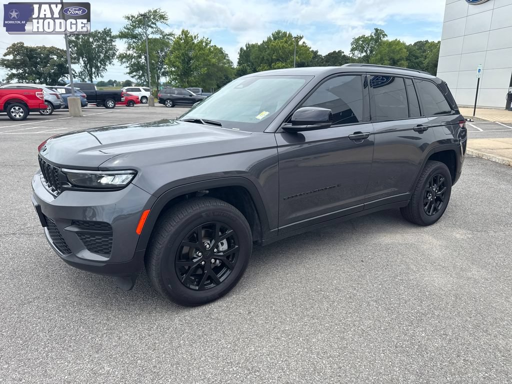 Used 2025 Jeep Grand Cherokee Altitude RWD image 2
