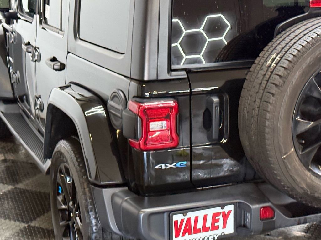 Used 2023 Jeep Wrangler Unlimited Sahara w/ Cold Weather Group image 9