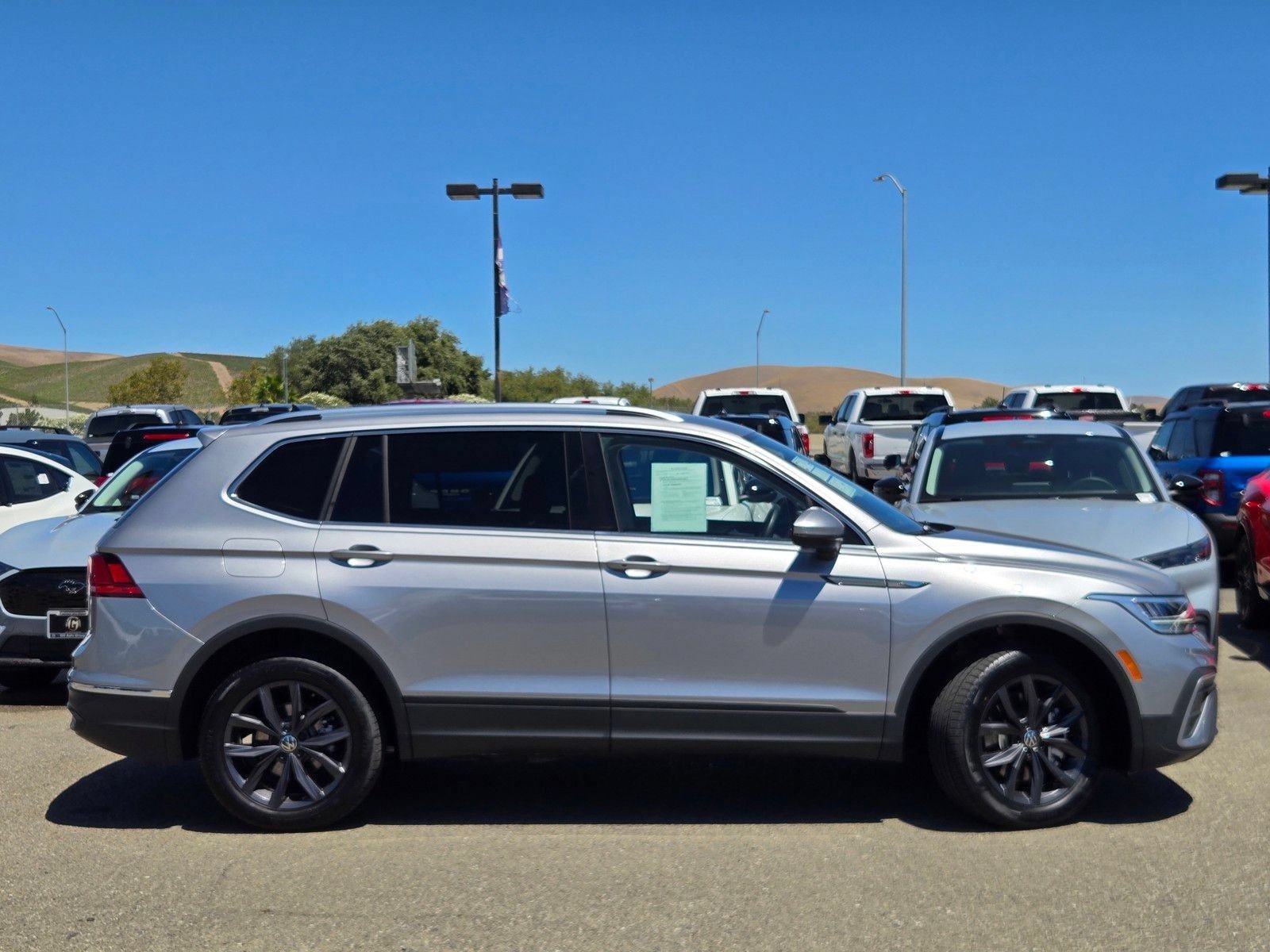 Used 2024 Volkswagen Tiguan SE AWD/4WD image 3