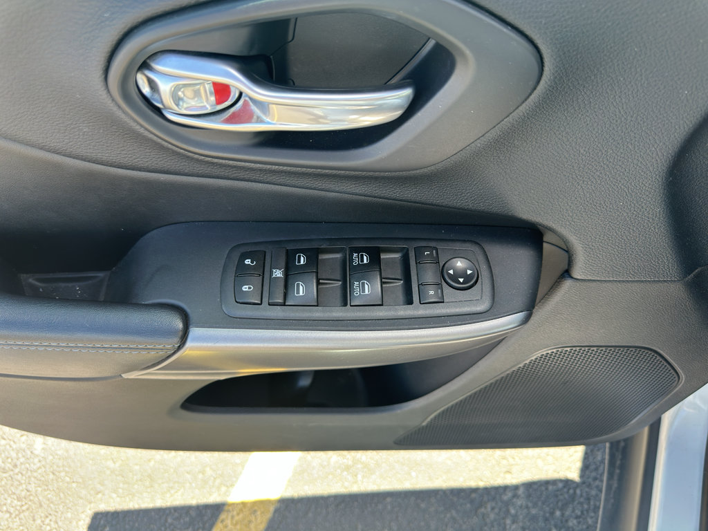 Used 2019 Jeep Cherokee Latitude Plus FWD image 10