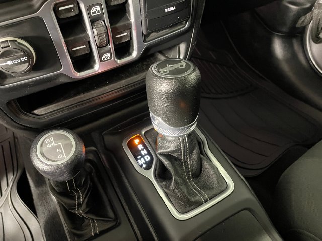 Used 2018 Jeep Wrangler Unlimited Sahara AWD/4WD image 12
