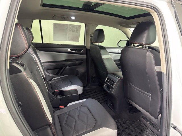 Used 2024 Volkswagen Atlas Peak Edition SEL AWD/4WD image 4